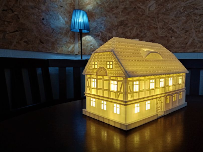 Ein Umgebindehaus im 3D Druck gefertigt, mit Beleuchtung oder als Spardose nutzbar Ein Umgebindehaus im 3D Druck gefertigt, mit Beleuchtung oder als Spardose nutzbar